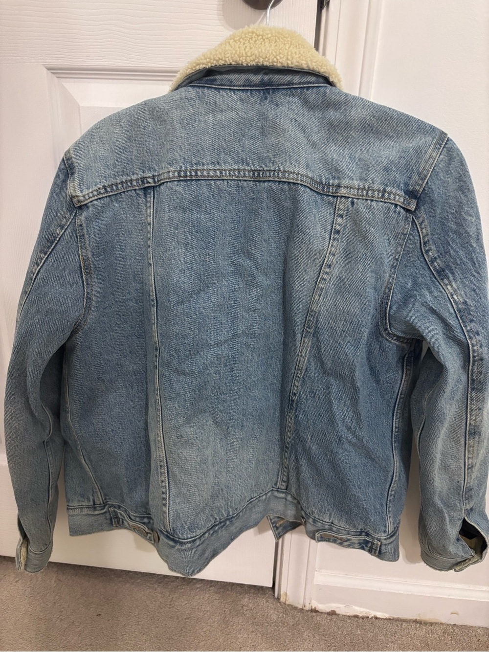 Levi's Light Blue Denim Jacket with Cream Sherpa Collar - Picture 4 of 4